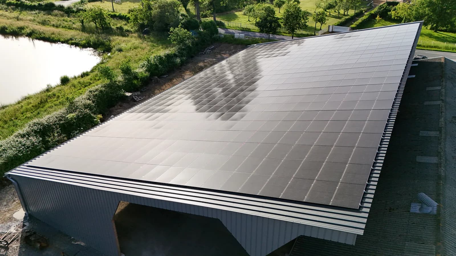 Hangar agricole couvert de panneaux photovoltaïques