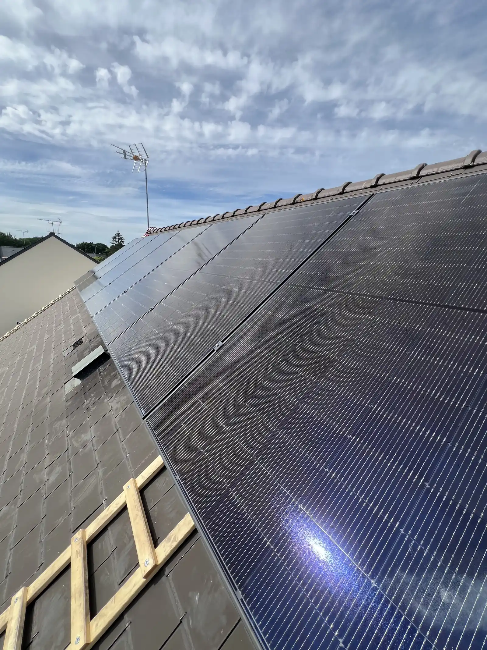 Toiture couverte de panneaux photovoltaïques noirs