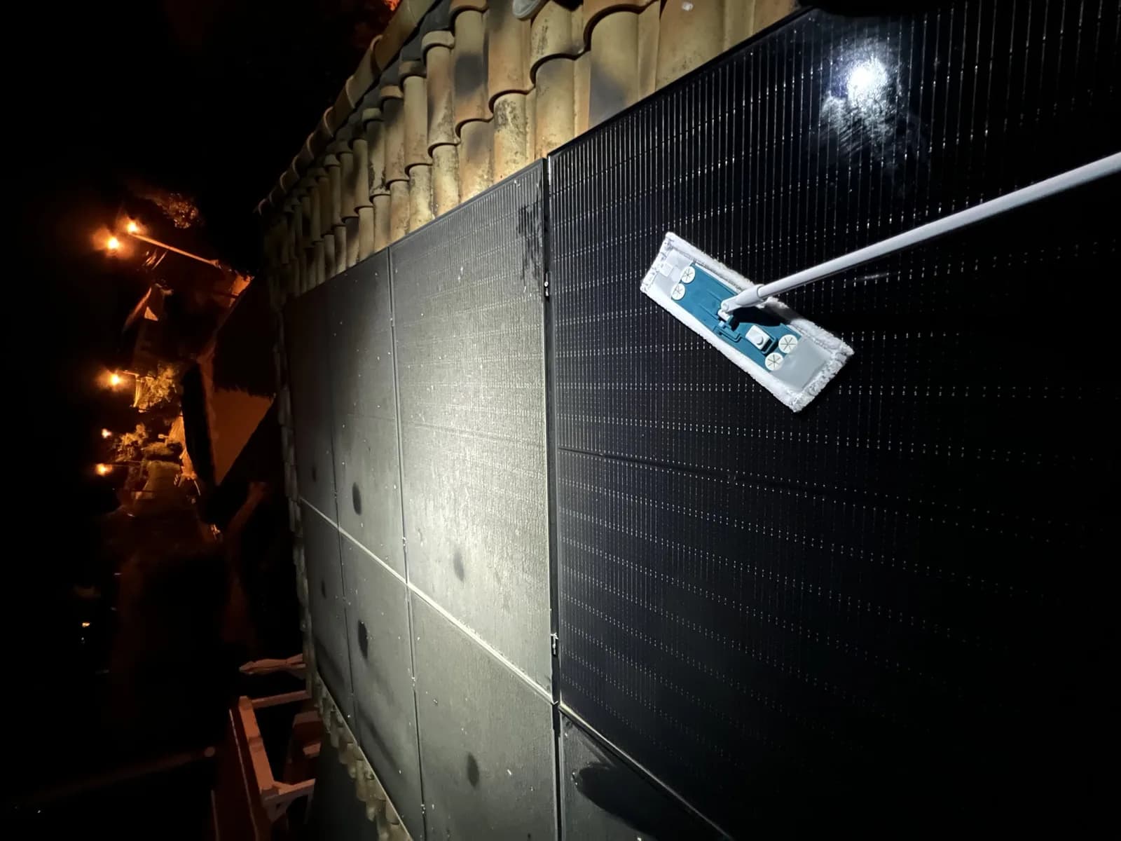 Nettoyage de panneaux solaires au balai télescopique par l'équipe Solaren