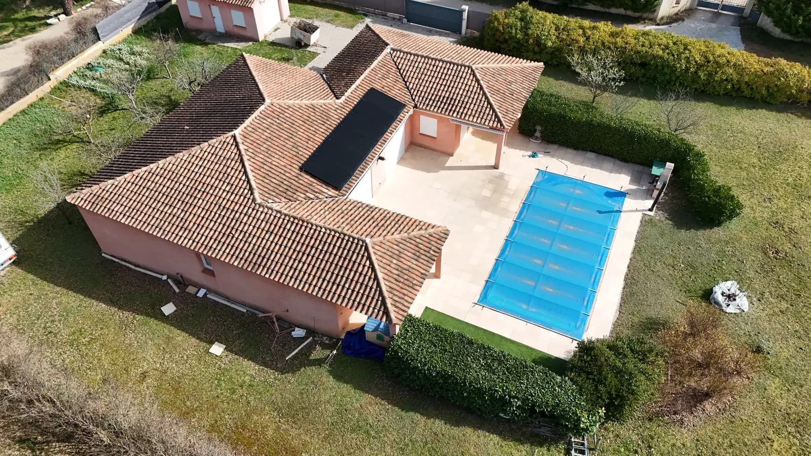 Villa provençale à toiture tuiles avec panneaux solaires dans le Var