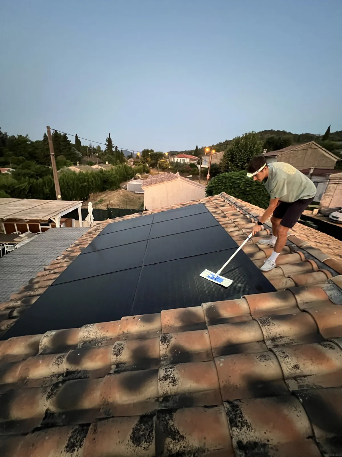 Installation photovoltaïque au coucher du soleil sur tuiles, Var (83)