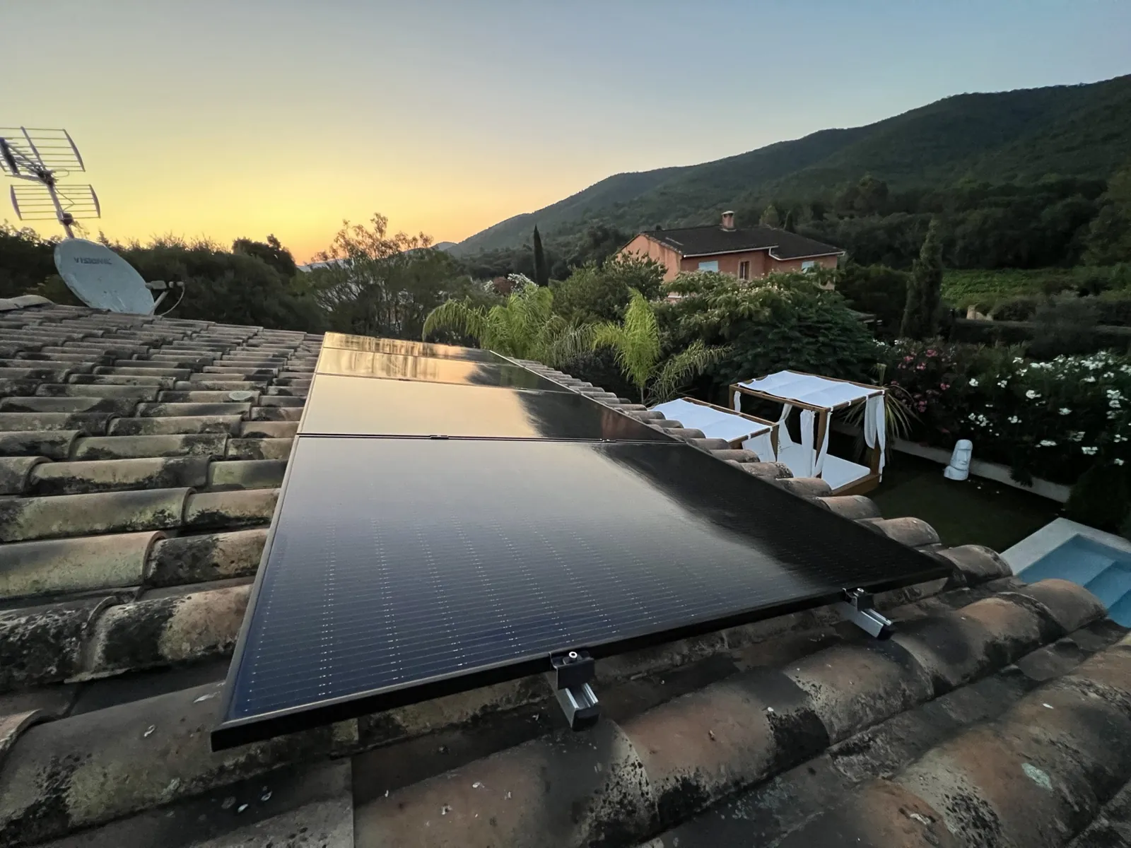 Pose de panneaux solaires sur tuiles canal, Var (83)