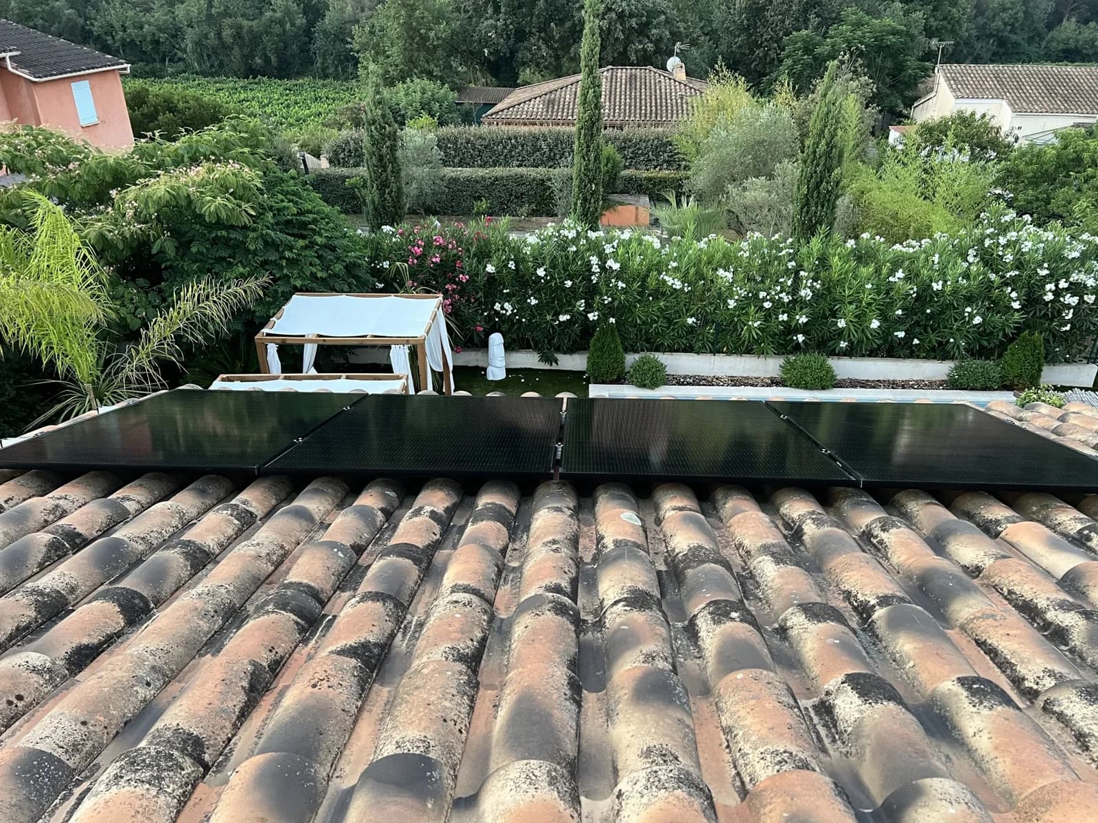 Installation solaire sur toiture tuiles dans un jardin méditerranéen