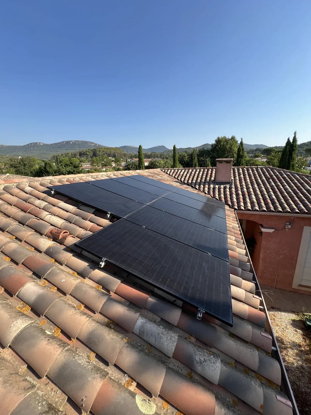 Panneaux photovoltaïques sur toiture tuiles, ciel dégagé, Var (83)