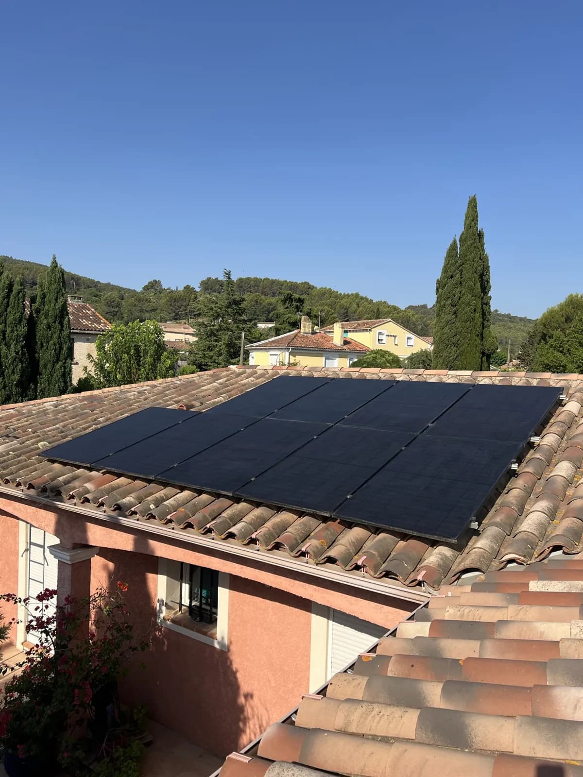 Ensemble de panneaux solaires sur toiture tuiles, Var (83)
