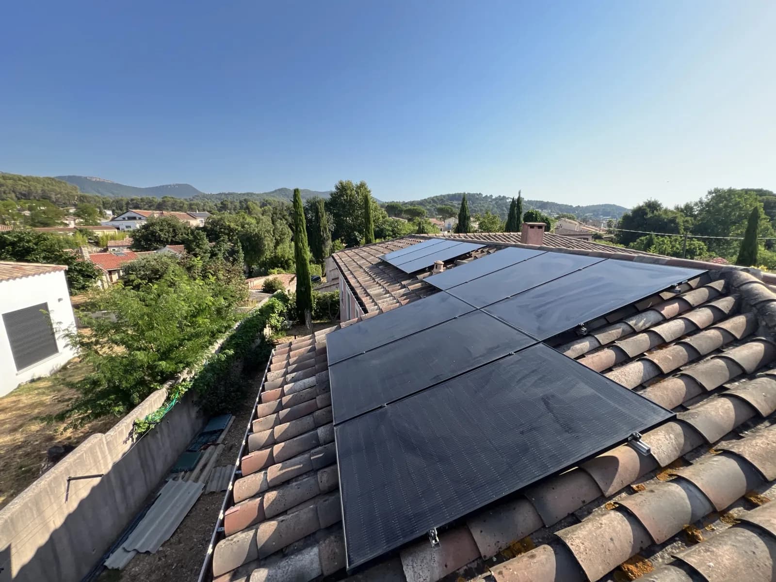 Panneaux solaires posés sur tuiles canal, Var (83)