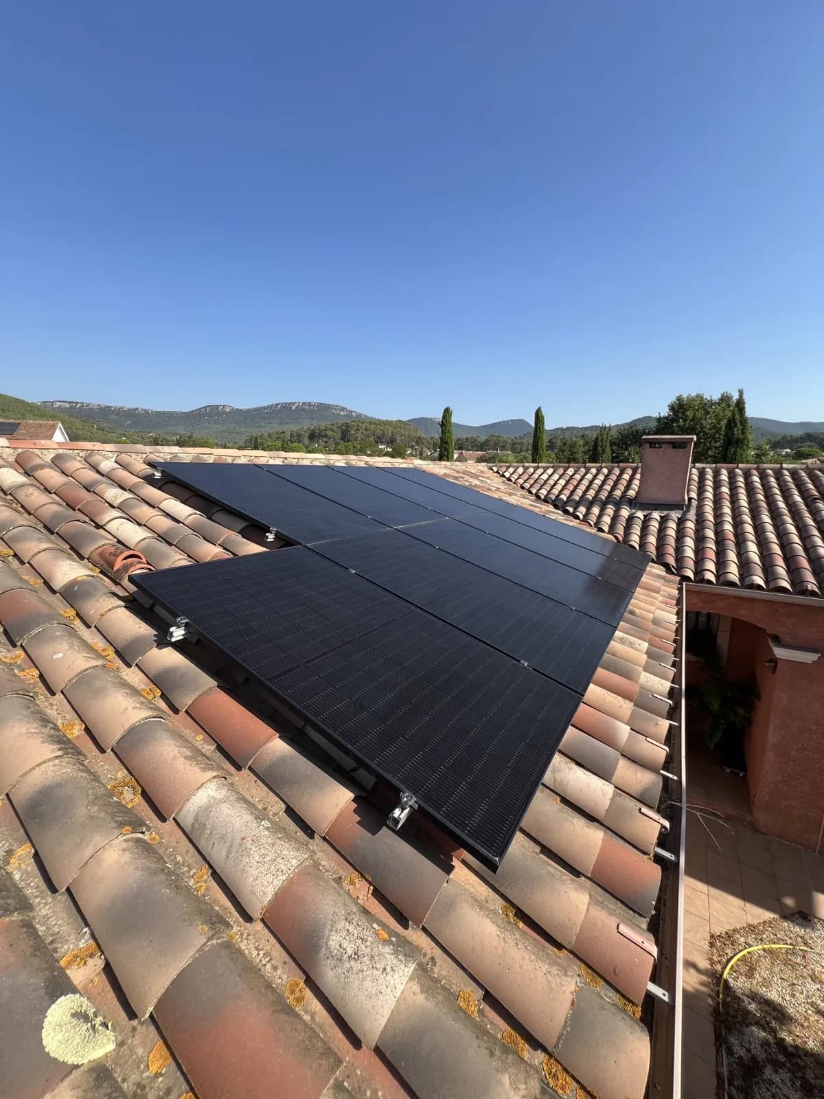 Pose de panneaux sur toiture tuiles, Var (83)