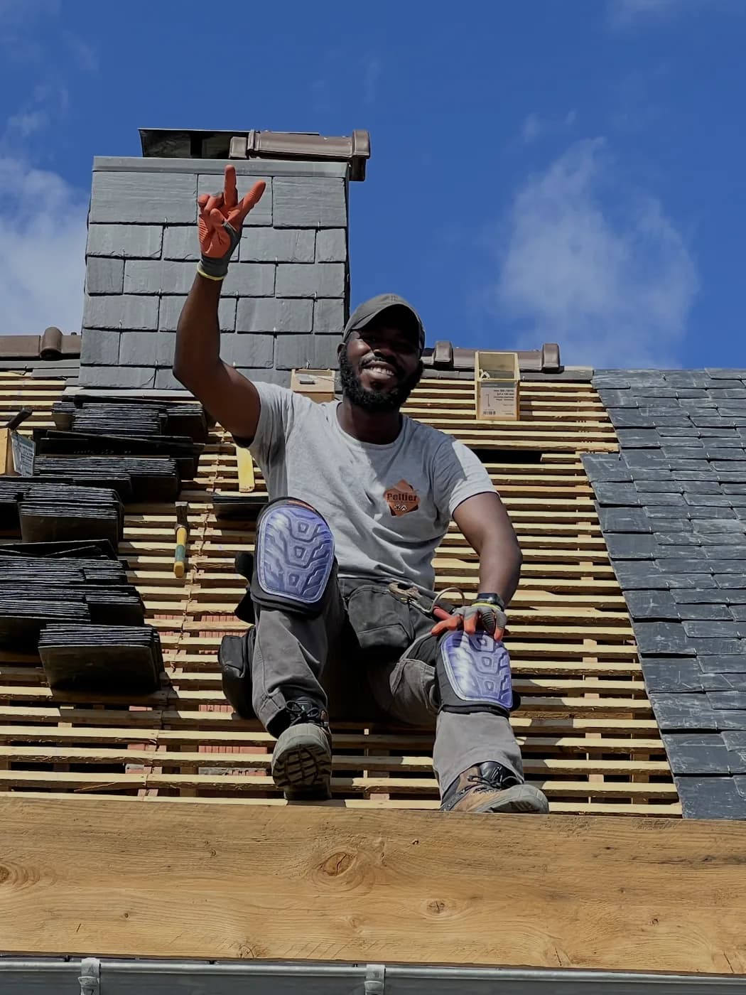Aboubakar, artisan couvreur-zingueur associé de Solaren, sur un chantier de couverture en ardoises