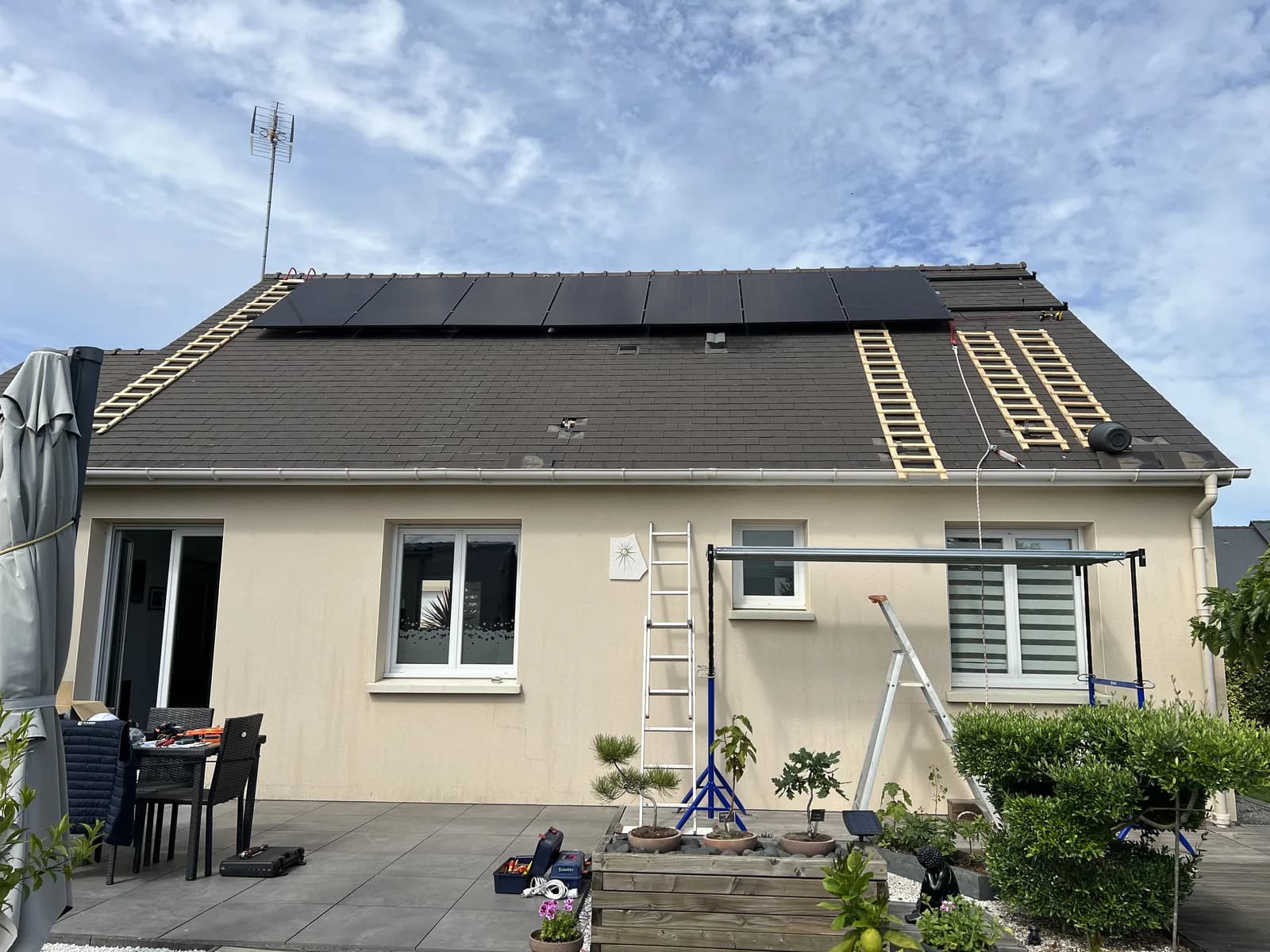 Chantier Solaren en cours : échelles de toit et rails de pose sur un pavillon en Loire-Atlantique