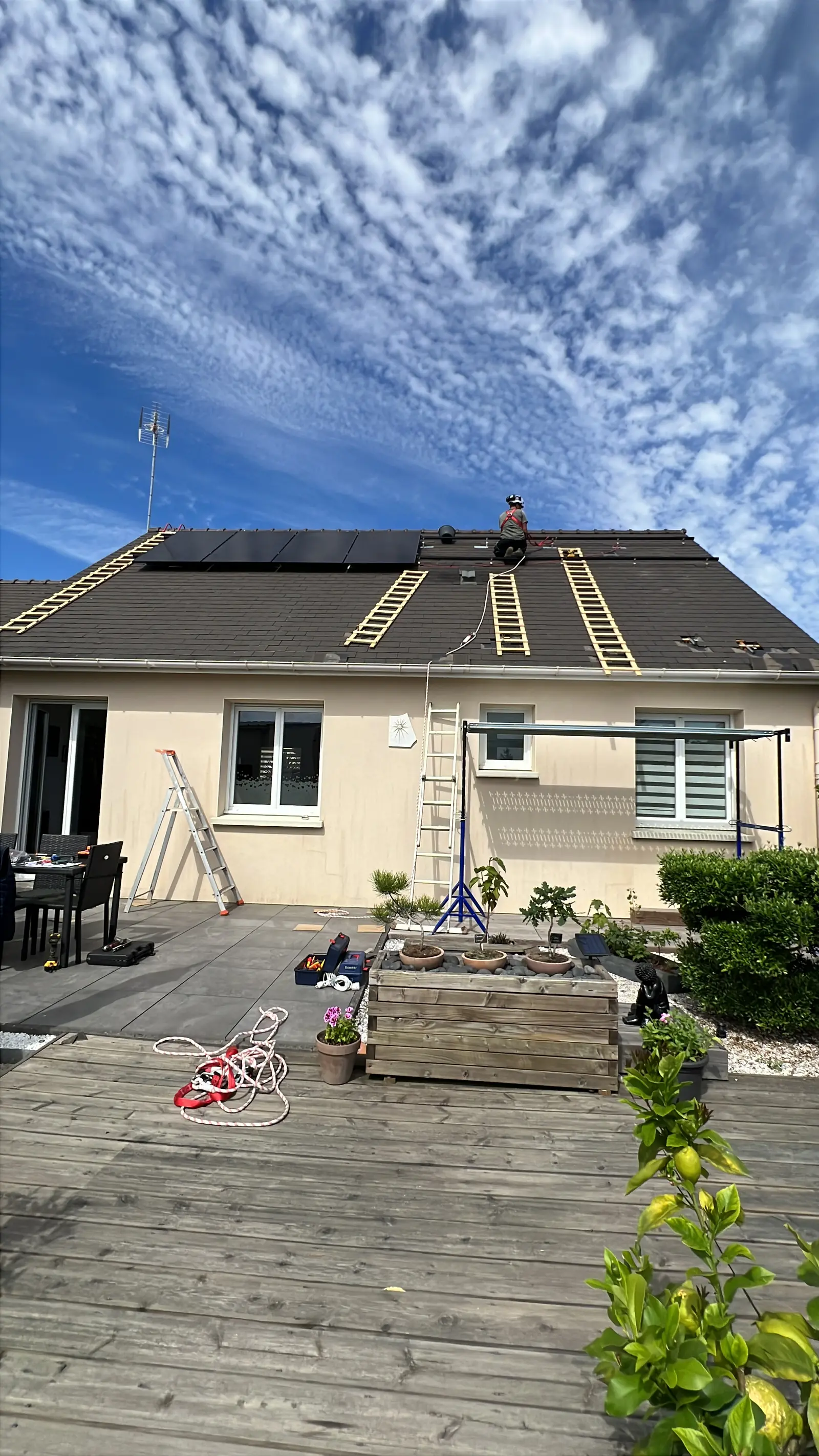 Installateur Solaren sur une toiture : le travail en hauteur exige un équipement adapté