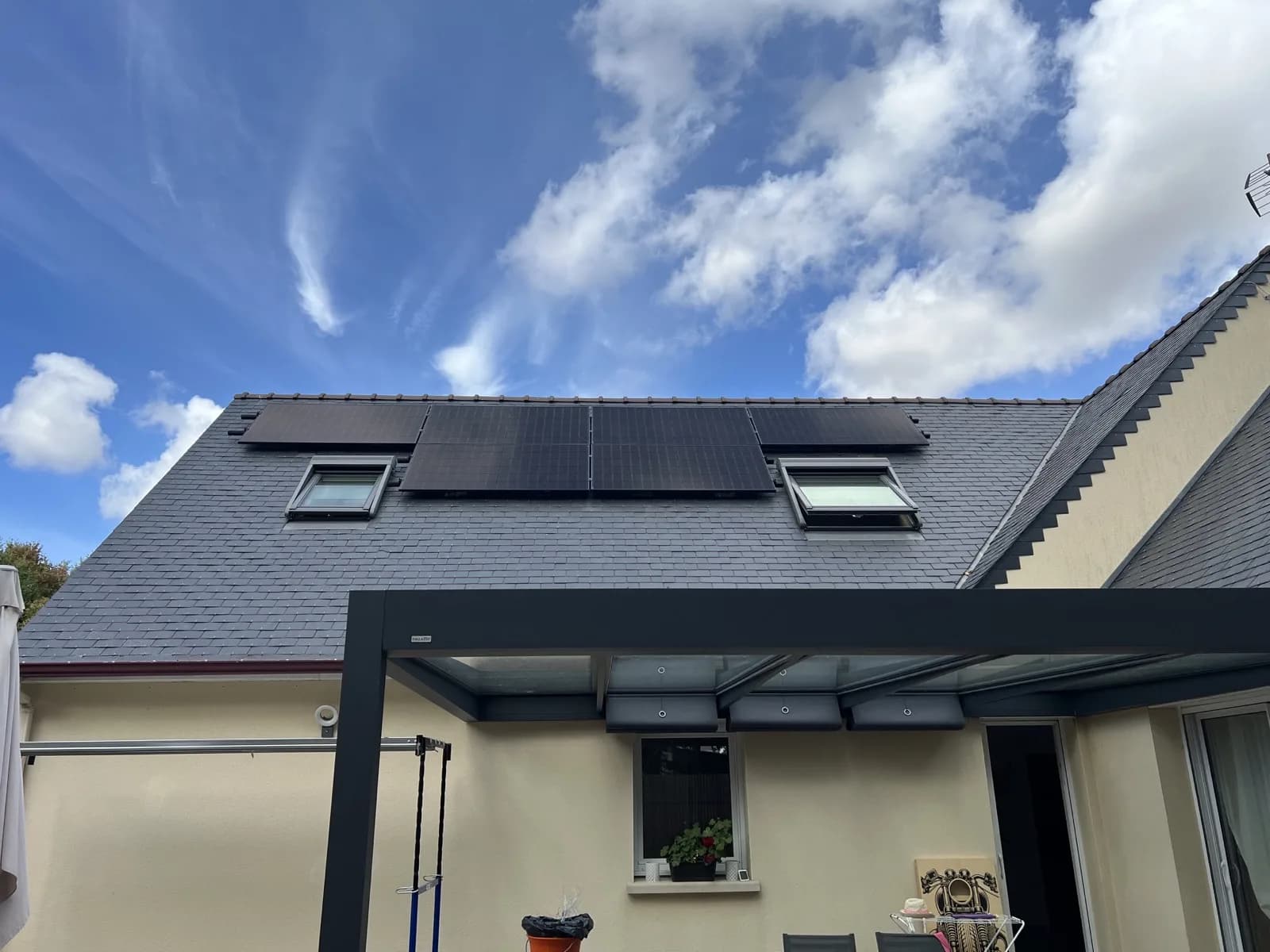 Panneaux solaires posés entre fenêtres de toit sur une ardoisière en Loire-Atlantique