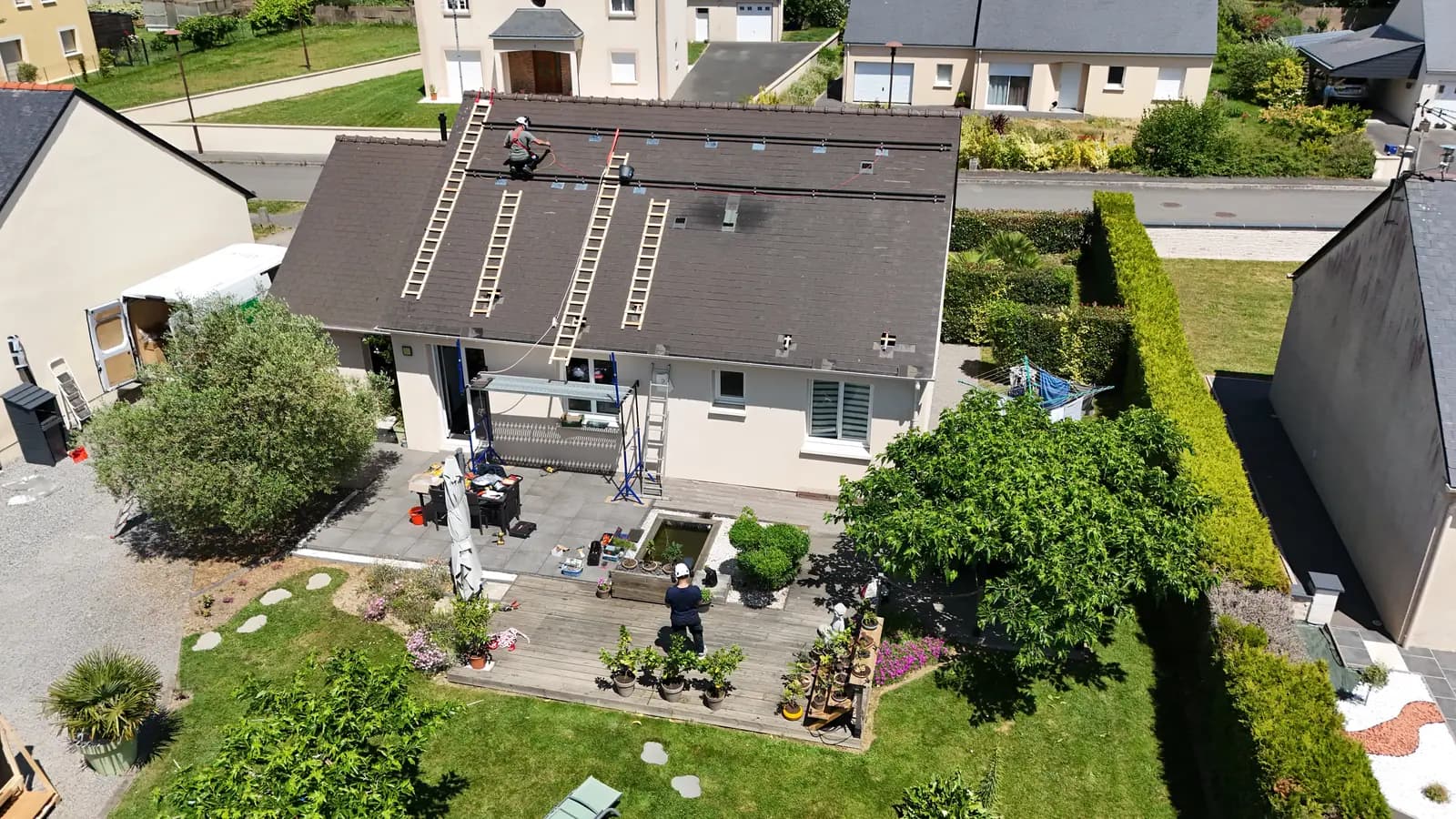 Vue drone d'un pavillon de Loire-Atlantique en cours d'équipement solaire