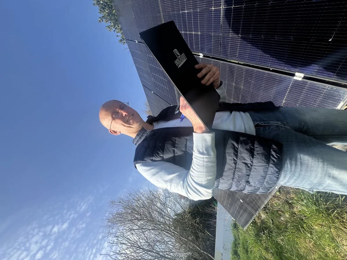 Sébastien, conseiller solaire Solaren, sur le terrain