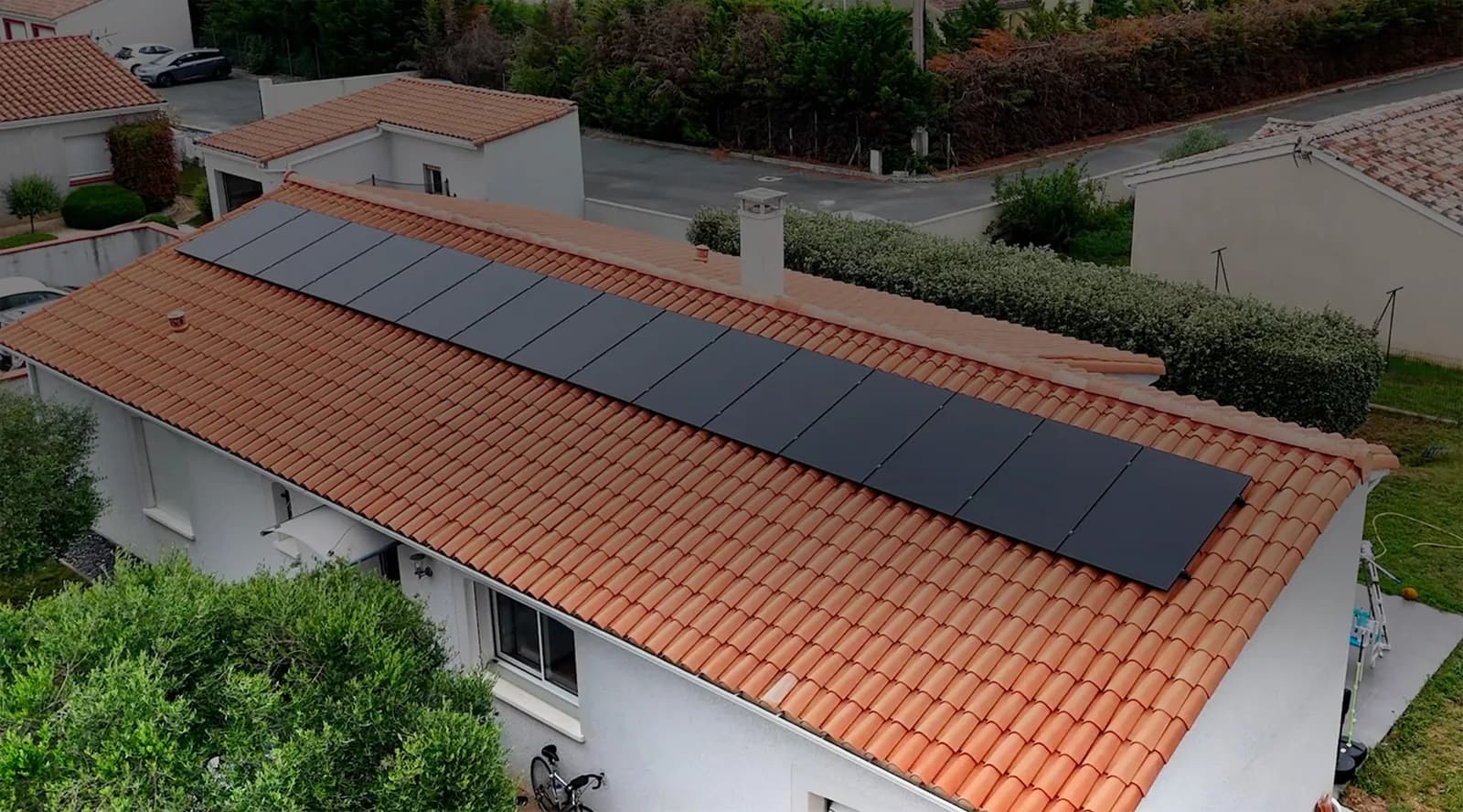 Villa du Var équipée d'une rangée de panneaux solaires en toiture tuiles