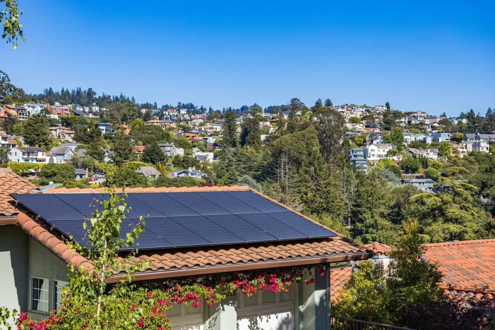 Panneaux solaires installés sur toiture en tuiles dans le Var par Solaren