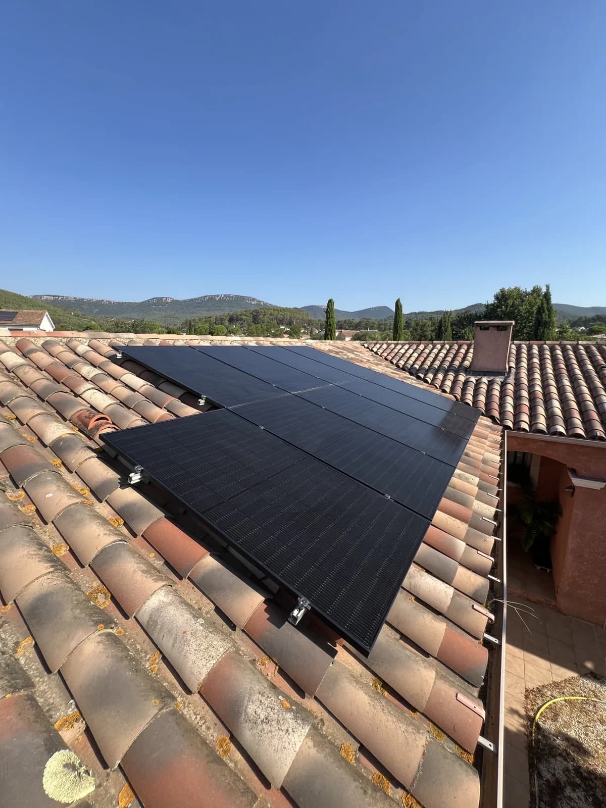 Vue drone d'une toiture tuiles équipée de panneaux solaires dans le Var