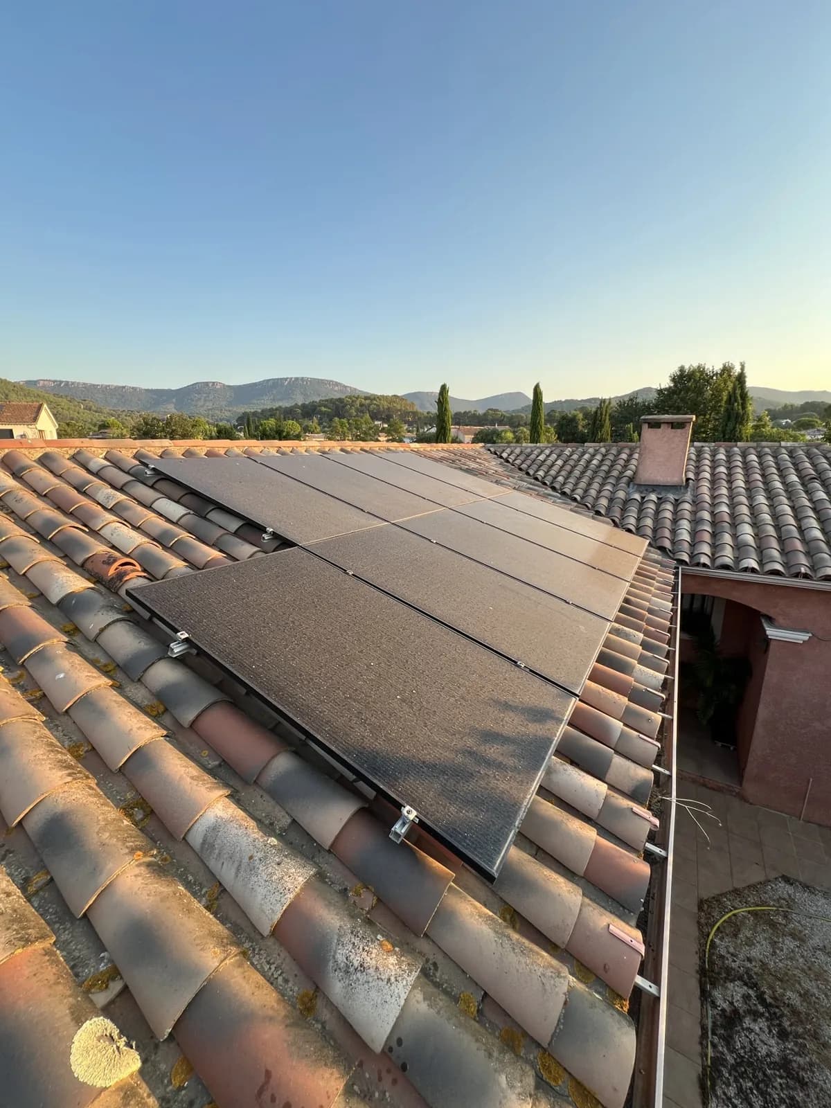 Panneaux solaires encrassés par la poussière avant nettoyage Solaren