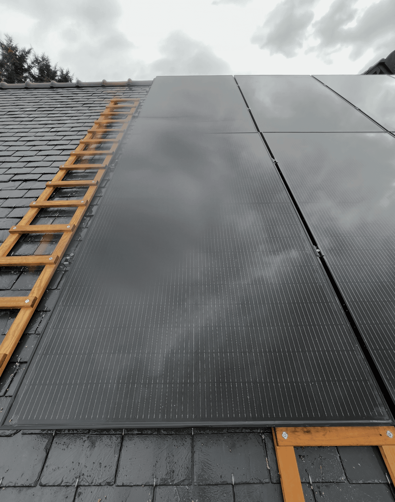 Panneaux photovoltaïques nettoyés sur la toiture en ardoises